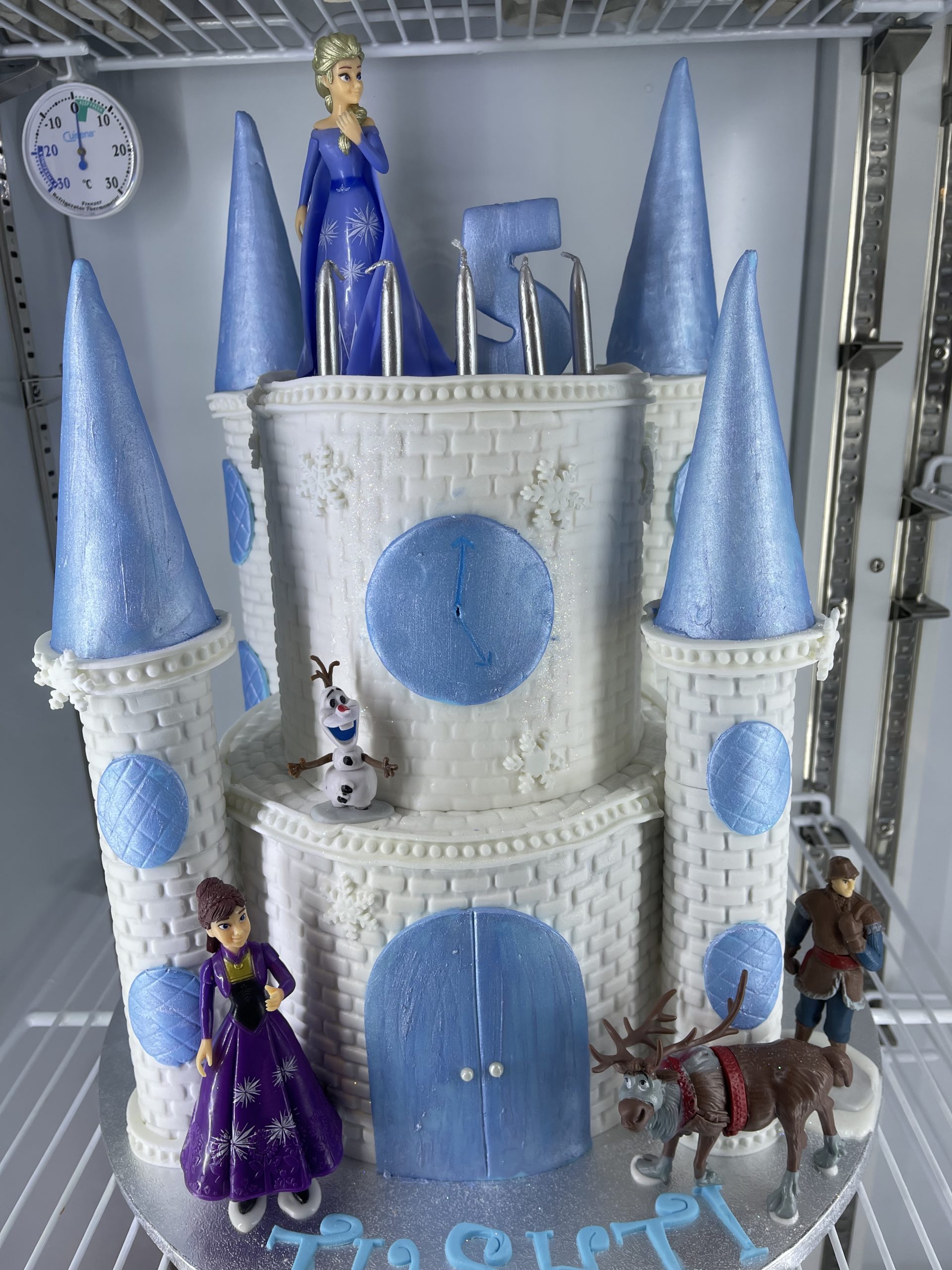 Frozen castle cake - Decorated Cake by Sweet Cravings - CakesDecor